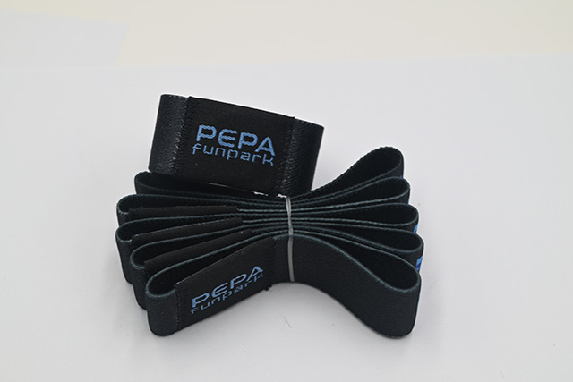 與條形碼掃描類似，RFID腕帶電子標簽有一套完整的使用系統(tǒng)